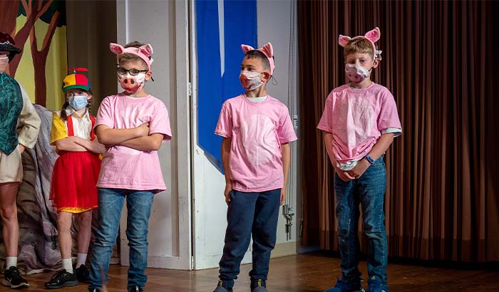Students dressed as three pigs